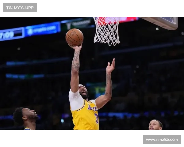 戴维斯篮球技术课全方位解析 提升个人技能与团队配合的实战技巧 戴维斯篮球技术课全方位解析 提升个人技能与团队配合的实战技巧